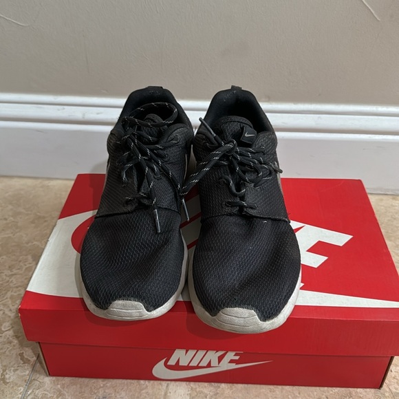 Nike shoes - Picture 2 of 6